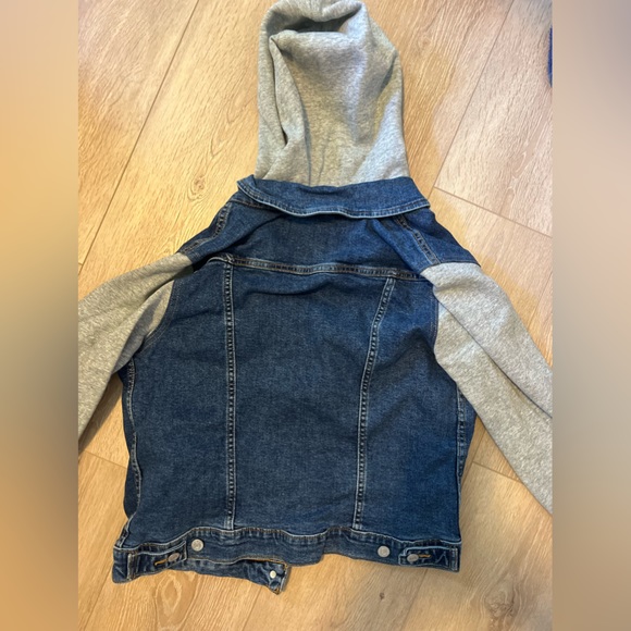 NEVER WORN, NEW Jean jacket with cotton, comfy sleeves. - Picture 2 of 2